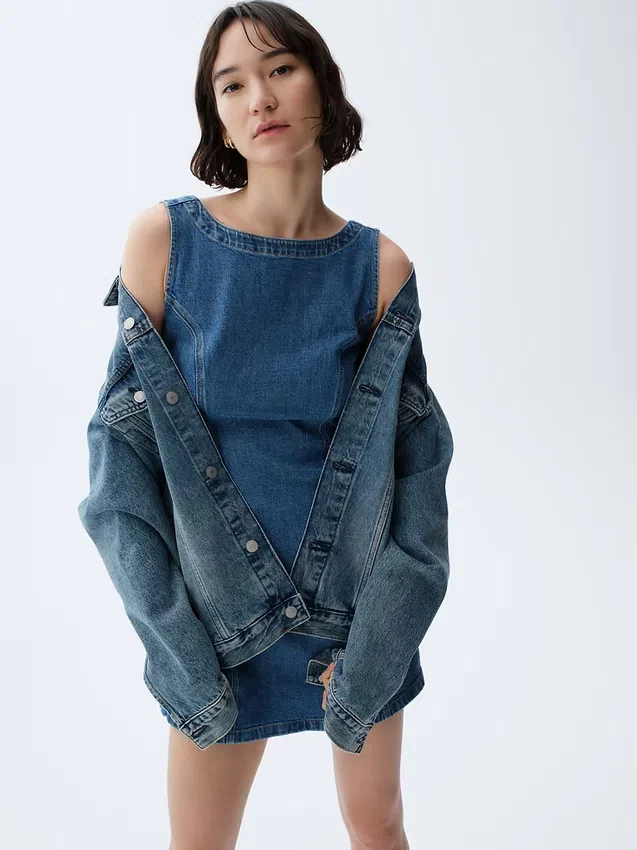 Vestito in denim con scollo a barchetta e schiena scoperta