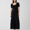 Vestito lungo a balze con scollo rotondo e bordi in pizzo