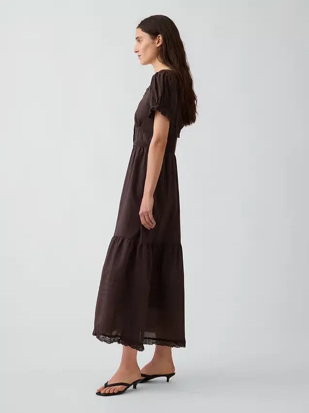 Vestito lungo a balze con scollo rotondo e bordi in pizzo