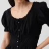 Vestito lungo a balze con scollo rotondo e bordi in pizzo