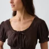 Vestito lungo a balze con scollo rotondo e bordi in pizzo