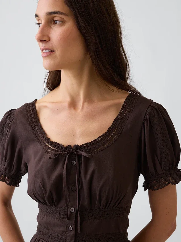 Vestito lungo a balze con scollo rotondo e bordi in pizzo