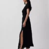 Vestito lungo con maniche a sbuffo ricamate
