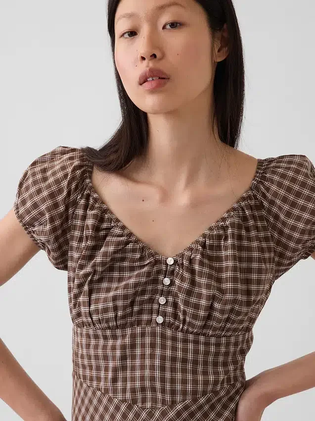 Vestito lungo con scollo a V e orlo con volant