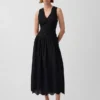 Vestito lungo con vita bassa e occhielli
