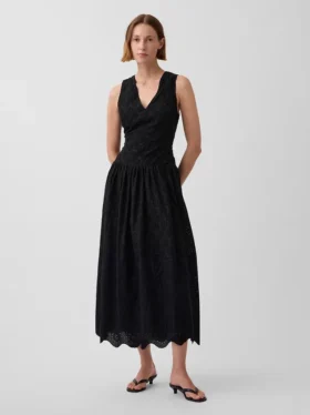 Vestito lungo con vita bassa e occhielli