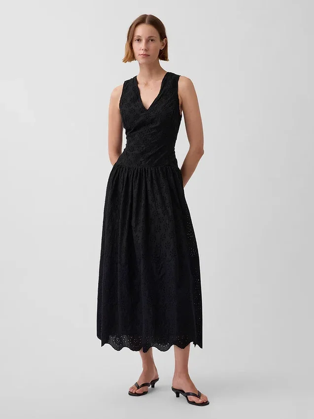 Vestito lungo con vita bassa e occhielli