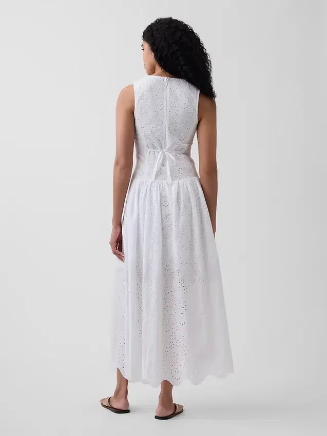 Vestito lungo con vita bassa e occhielli