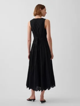 Vestito lungo con vita bassa e occhielli