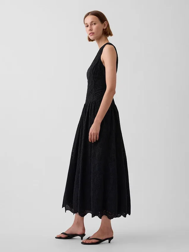 Vestito lungo con vita bassa e occhielli