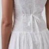 Vestito lungo con vita bassa e occhielli