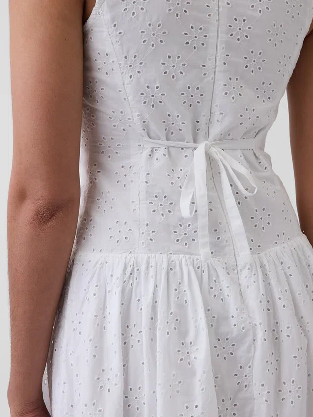 Vestito lungo con vita bassa e occhielli