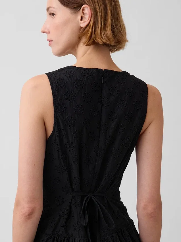 Vestito lungo con vita bassa e occhielli