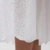 Vestito lungo con vita bassa e occhielli