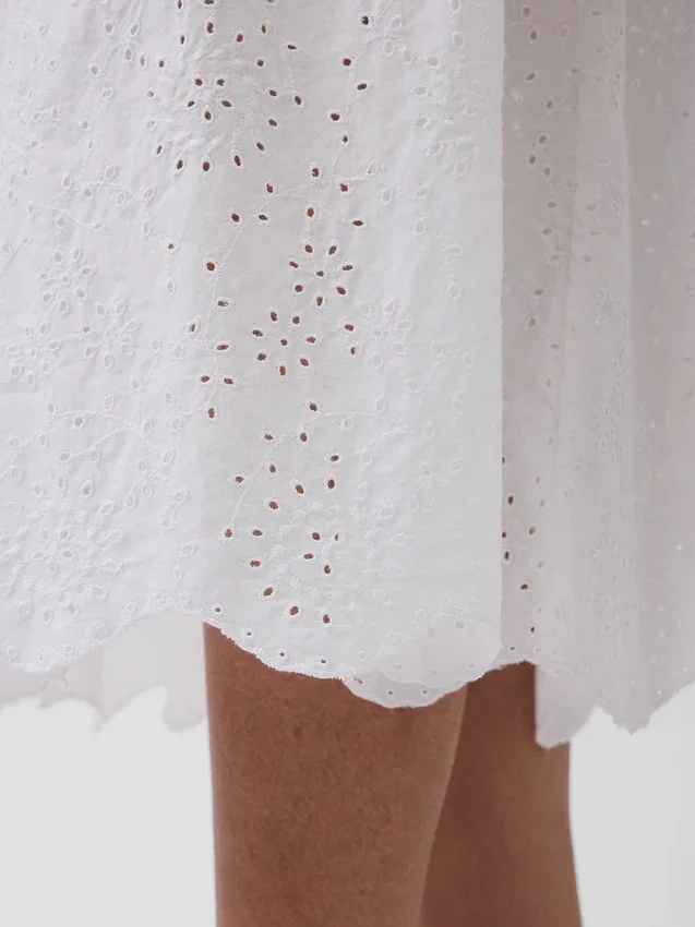Vestito lungo con vita bassa e occhielli