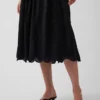 Vestito lungo con vita bassa e occhielli