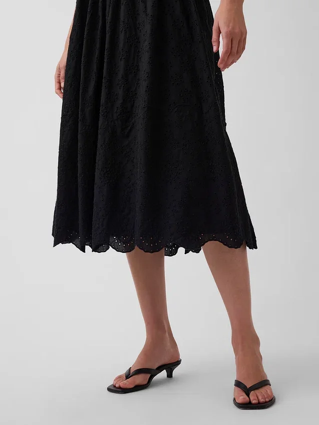 Vestito lungo con vita bassa e occhielli