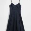 Vestito midi con scollo a V e cuciture