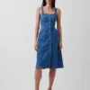 Vestito midi in denim con chiusura frontale a bottoni