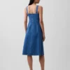 Vestito midi in denim con chiusura frontale a bottoni