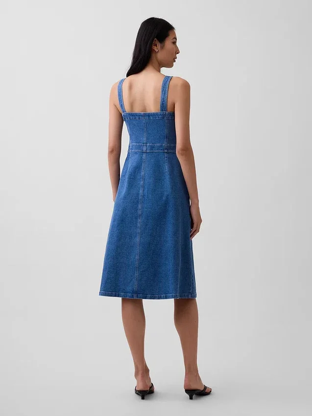 Vestito midi in denim con chiusura frontale a bottoni