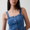 Vestito midi in denim con chiusura frontale a bottoni