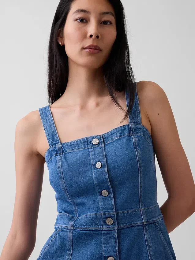 Vestito midi in denim con chiusura frontale a bottoni