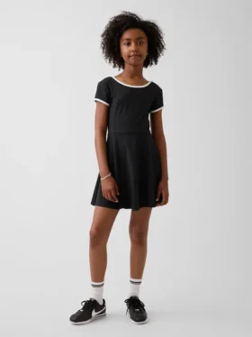 Vestito sportivo da bambina con maniche ad aletta