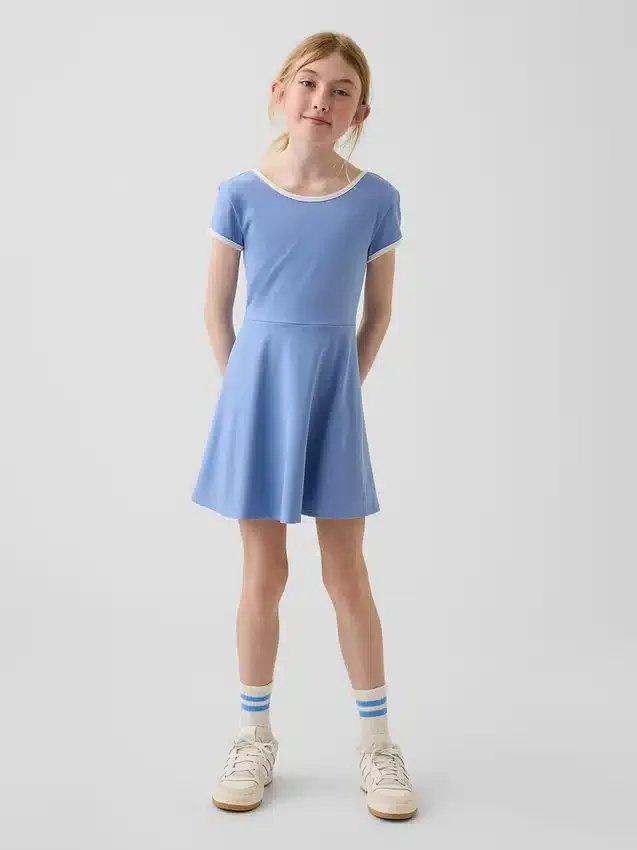 Vestito sportivo da bambina con maniche ad aletta