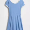 Vestito sportivo da bambina con maniche ad aletta
