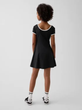 Vestito sportivo da bambina con maniche ad aletta